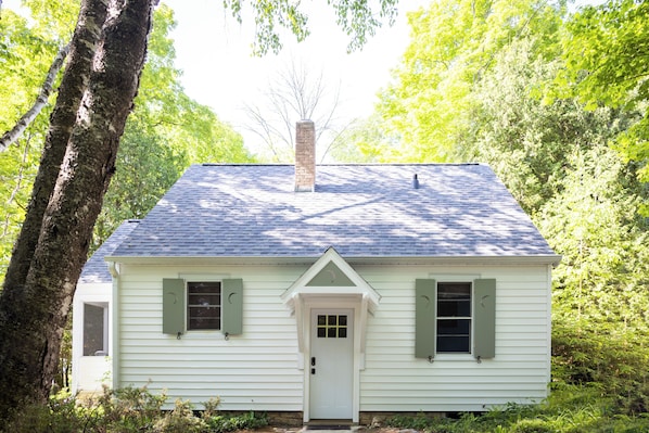 "Rockledge Cottage" is a historic (1939) home with 2 bedrooms, 1 bath and is 684 sq feet.