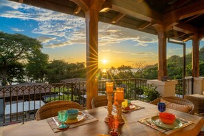 Al fresco dining for 6