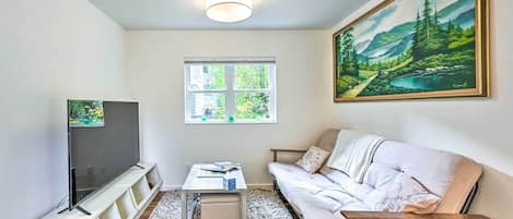 Seattle Vacation Rental | 1BR | 1BA | 900 Sq Ft | Stairs Required to Enter