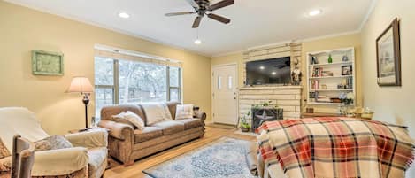 Fredericksburg Vacation Rental | 2BR | 1BA | Stairs Required | 1,000 Sq Ft