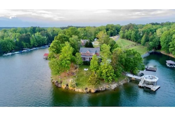 Lake Norman Waterfront-breathtaking views, double decker dock.
6 beds/4 baths.