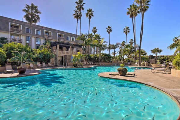 Oceanside Vacation Rental | 2BR | 2BA | Elevator Access | 1,040 Sq Ft