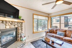 Living Room | Queen Sleeper Sofa | 1st Floor | Smart TV | Gas Fireplace