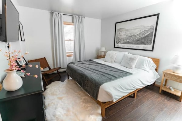 Welcome to your cabin home on the mountain. King tempur-pedic with hotel linens.