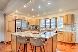 Kitchen | Blender | Cooking Basics Provided | 2,200 Sq Ft