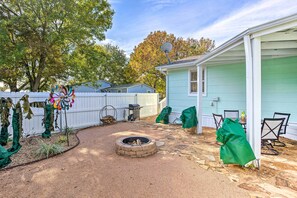 Private Yard | Fire Pit | Gas Grill | Outdoor Dining Area