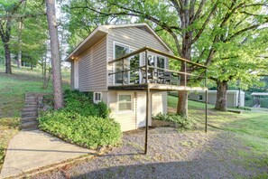 Guest Cottage with balcony located behind Lookout Point.