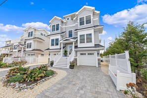 Great location, park your car and walk to the beach, eateries & pickleball court