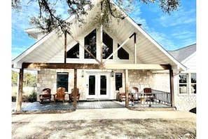 Welcoming porch with six hill country chairs & rockers - and always a breeze!