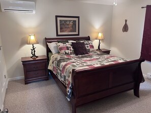 Guest room 1: Queen Bed