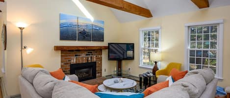 Cozy living space with seating for everyone! - 1325 Bridge Road Eastham Cape Cod - Turtle Dreams - NEVR