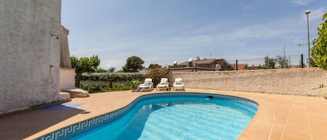 Water, Sky, Plant, Azure, Tree, Swimming Pool, Body Of Water, Building, Leisure, Grass