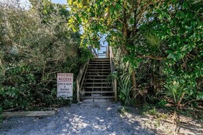 Door to Private Beach Access next door to Surf Hut