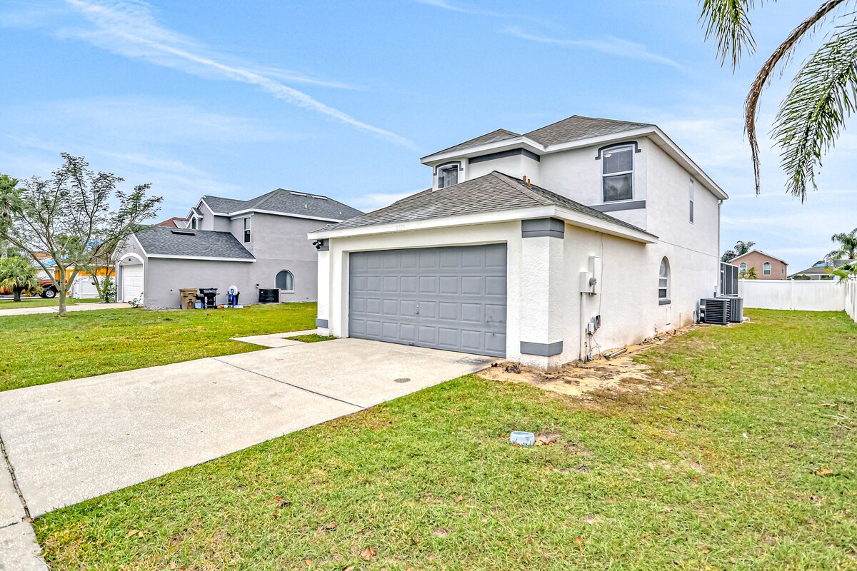 Spacious pool home near Disney with enclosed yard, game room, & washer/dryer