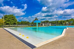 Community Amenities | Outdoor Pools