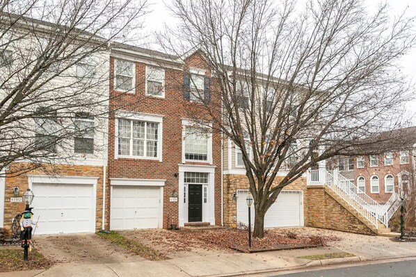 Front view of the beautiful Townhome in Victoria Falls Square.