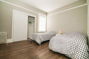 Bedroom with 2 twin size beds