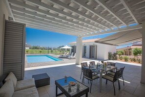 Veranda with dining area with table and chairs to seat 6 and seating area