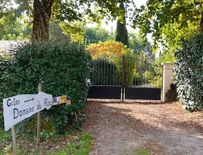 entrée et signalisation coté Impasse de la Charte
