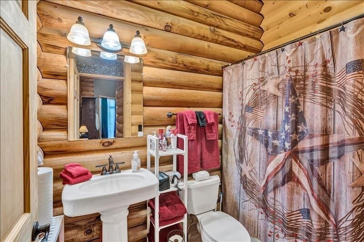 PET FRIENDLY! Log Cabin With Abundant Privacy! 10% DISCOUNT AVAILABLE TO VETERANS & MILITARY RETIRE
