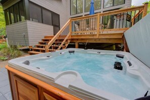 Outdoor spa tub