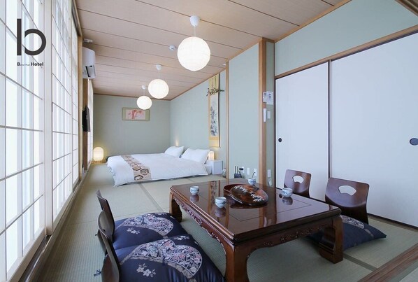 Bedroom wit Kotatsu ※chairs were removed (we have floor cushion) ※現在座椅子は撤去中です。座布団のみ。 table view