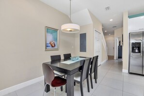 1445RetreatCir_10
