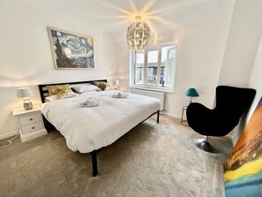 Master Bedroom - Relax on Super-King Bed under The Starry Night