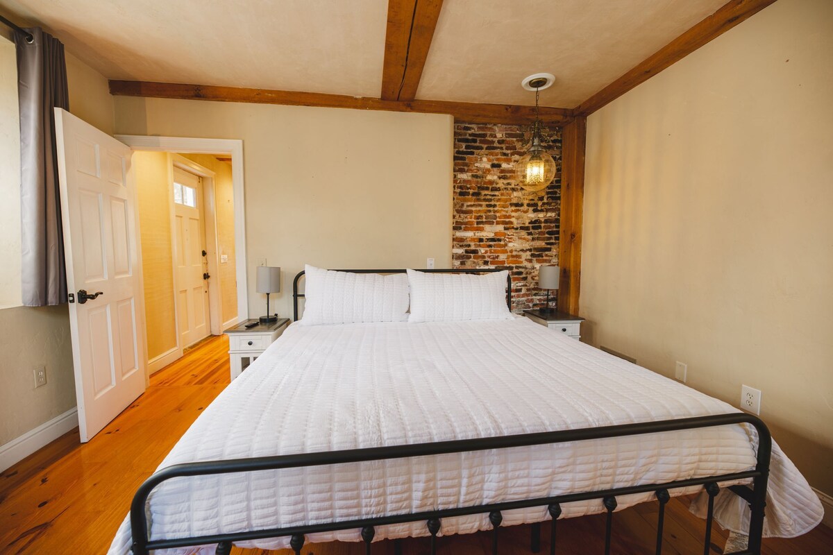 Downtown Mystic Spacious Private House