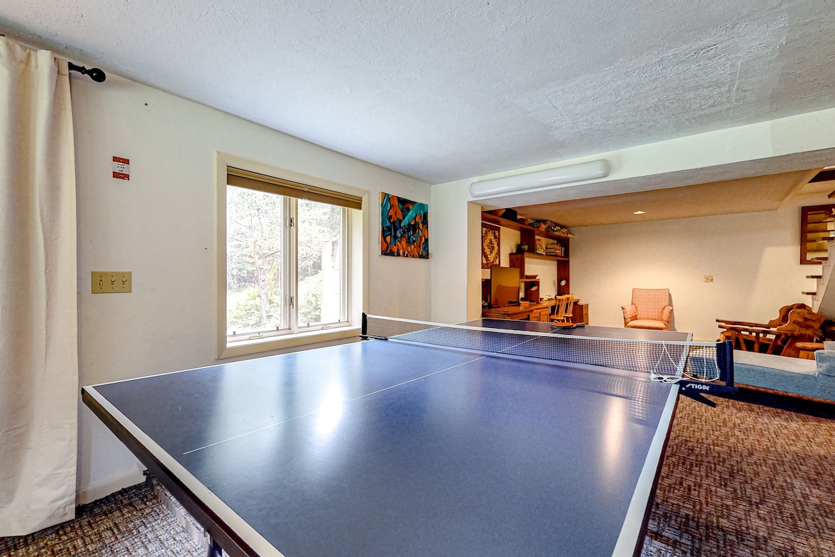 MCM hideaway with entertainer’s deck, dog-friendly yard, Ping-Pong & WFH desks