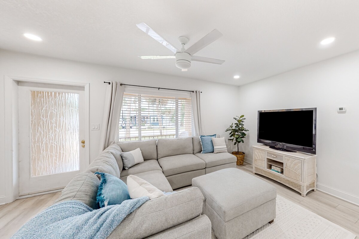 Fully-renovated home with furnished patio, washer/dryer, AC – walk to the beach