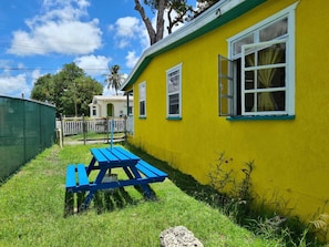 Beautiful little cottage in friendly neighborhood 