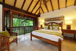 The primary bedroom heroes a queen bed and louvered sliding doors keeping the space fresh and cool all day. It also offers a full ensuite bathroom.