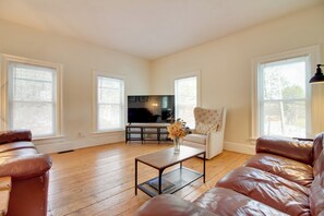 Living Room | Smart TV | Free WiFi