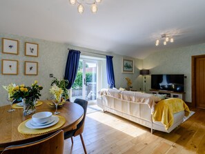 Open plan living space | Bee’s Cottage - Island Farm Cottages, Staintondale, near Whitby