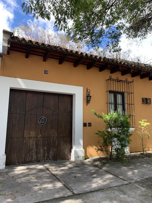 Vista frontal de la propiedad