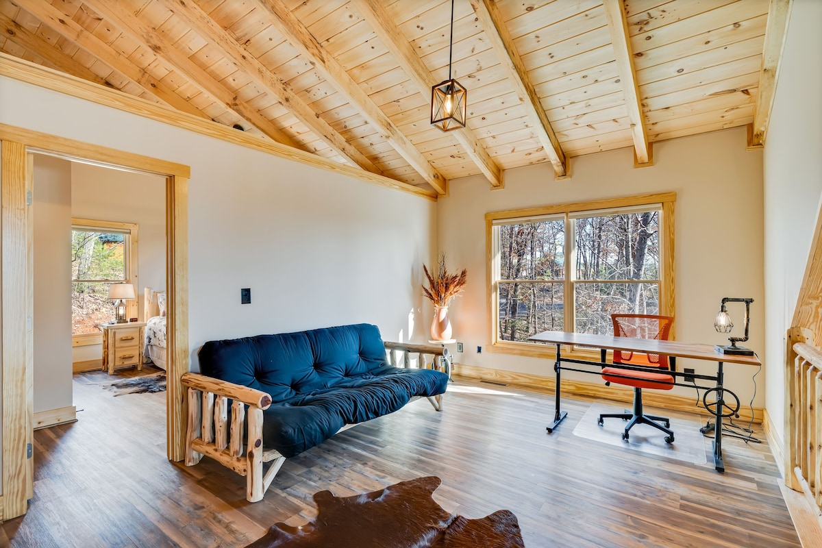 Gorgeous cabin with indoor & outdoor fireplaces, huge deck, & hot tub