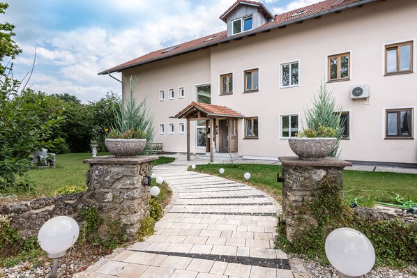 voll ausgestattete Ferienwohnung mit großer Terrasse, 60 m²-Außenansicht Haus