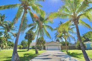 The Dolphin House; 5 minutes from all the beautiful beaches of Stuart and Hutchinson Island!