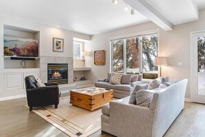 Living Room with Gas Fireplace and Smart TV with Cable. (Fireplace is currently out of order)