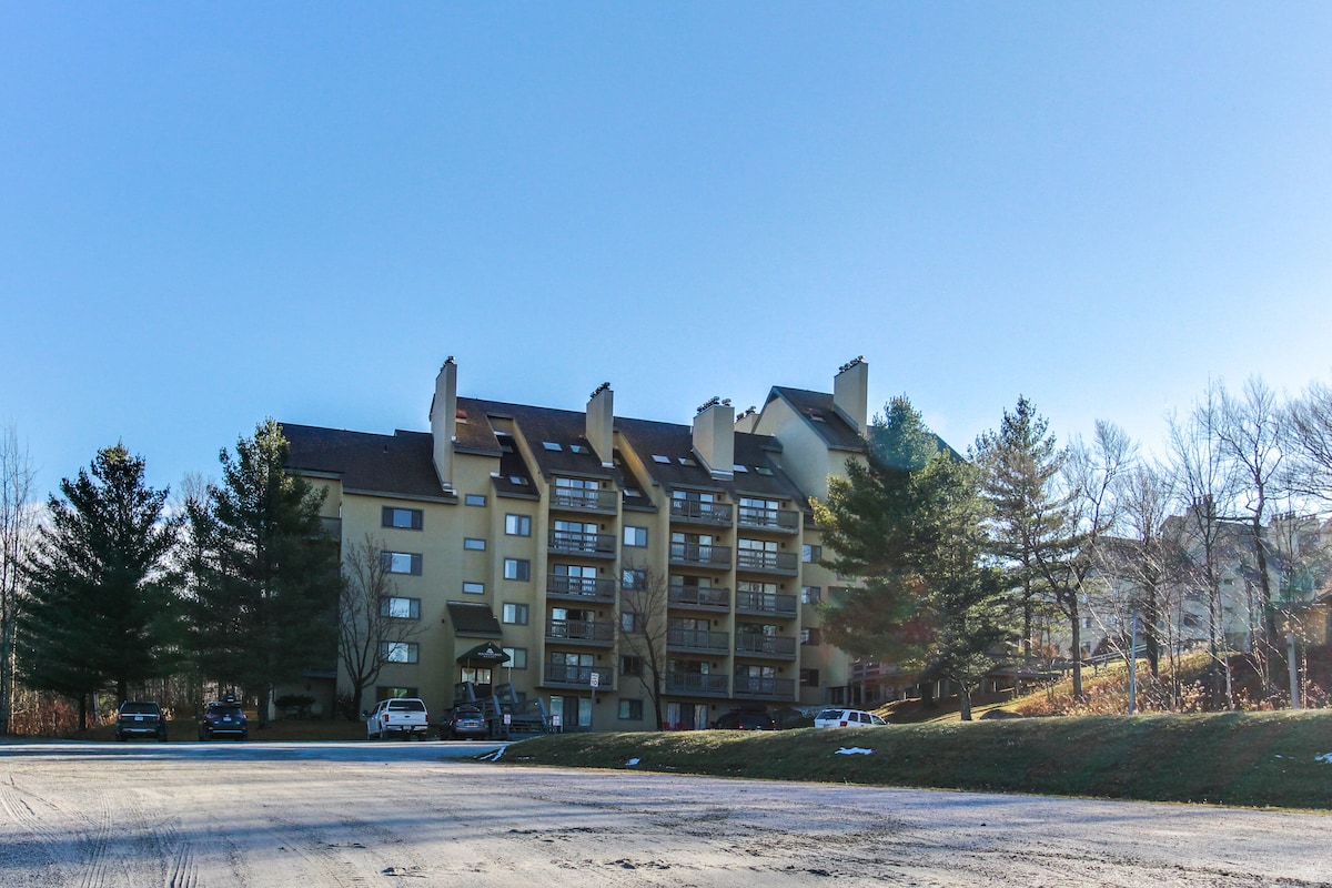 Second-floor condo with balcony, pool, ski shop, on-site dining – walk to lifts