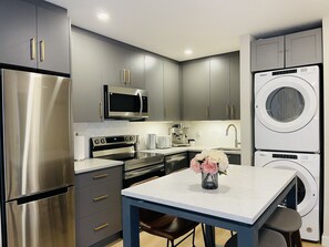 Full kitchen 