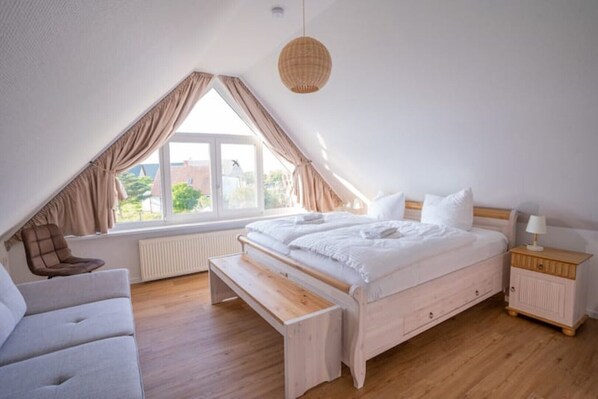 Obergeschoss - Schlafzimmer (1) - Doppelbett und Schlafsofa