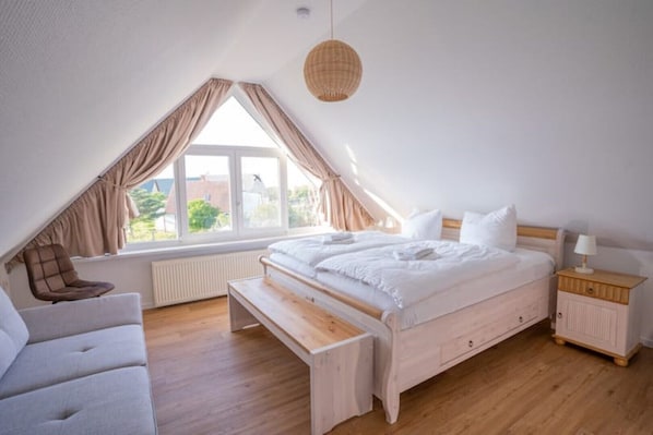 Obergeschoss - Schlafzimmer (1) - Doppelbett und Schlafsofa