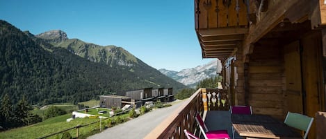 Chalet Le Muverant, terrasse avec mobilier de jardin et vue sur les montagnes