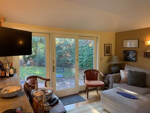 Large flat screen TV. Slider to the outside patio