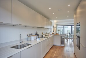 5 The Sands, Polzeath. Modern well-equipped kitchen with breakfast bar