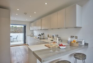 5 The Sands, Polzeath. Modern well-equipped kitchen with breakfast bar