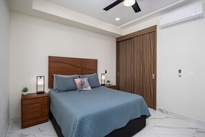 Guest Room - Queen Bed with Desk