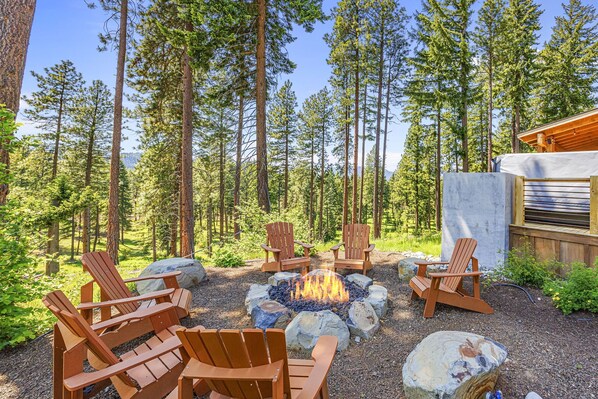 Immerse yourself in the ambiance of flickering flames and starry skies at this mountain home outdoor fire pit